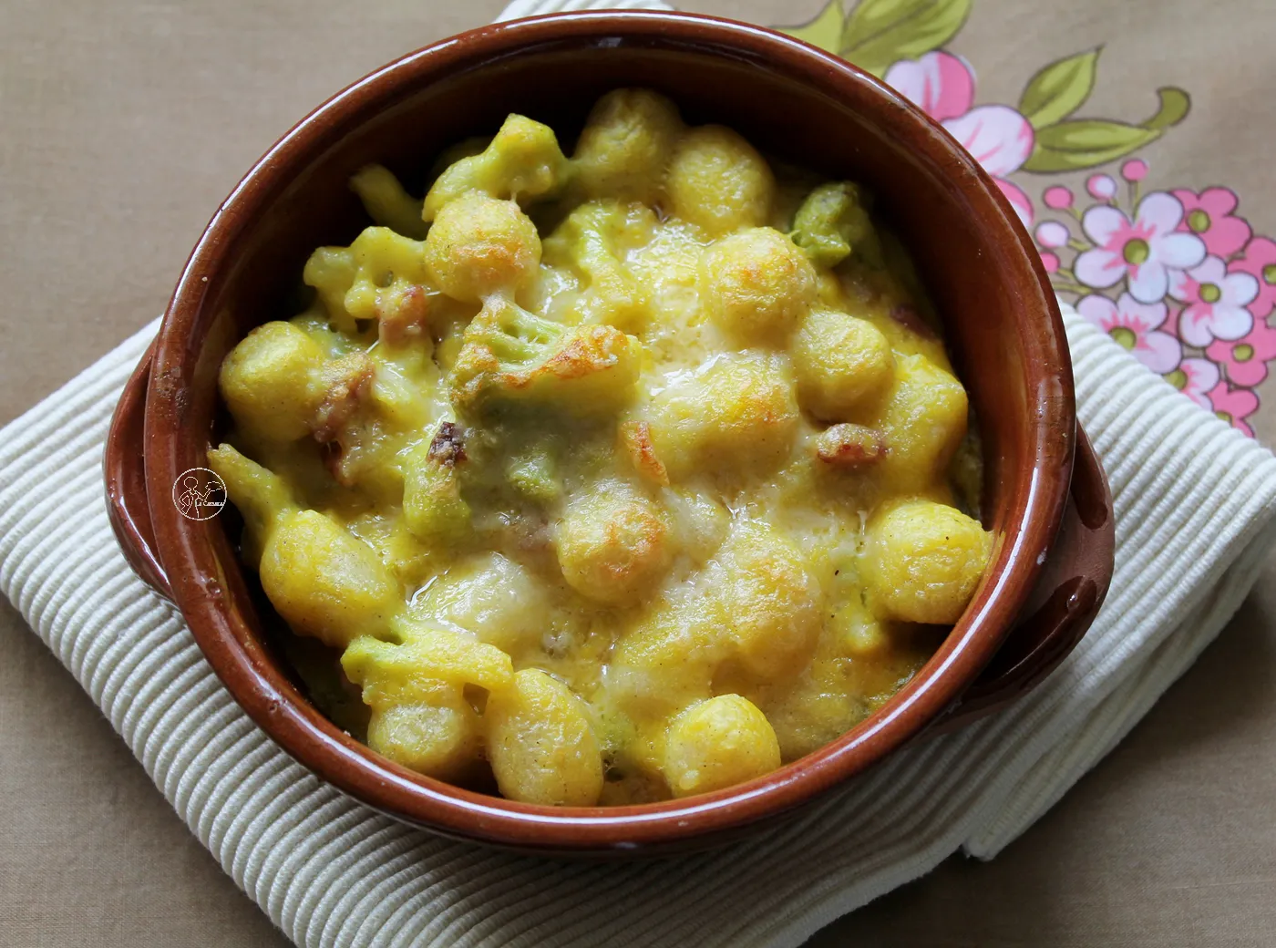 Gnocchi di patate con besciamella allo zafferano, pancetta e broccoli - La Cassata Celiaca
